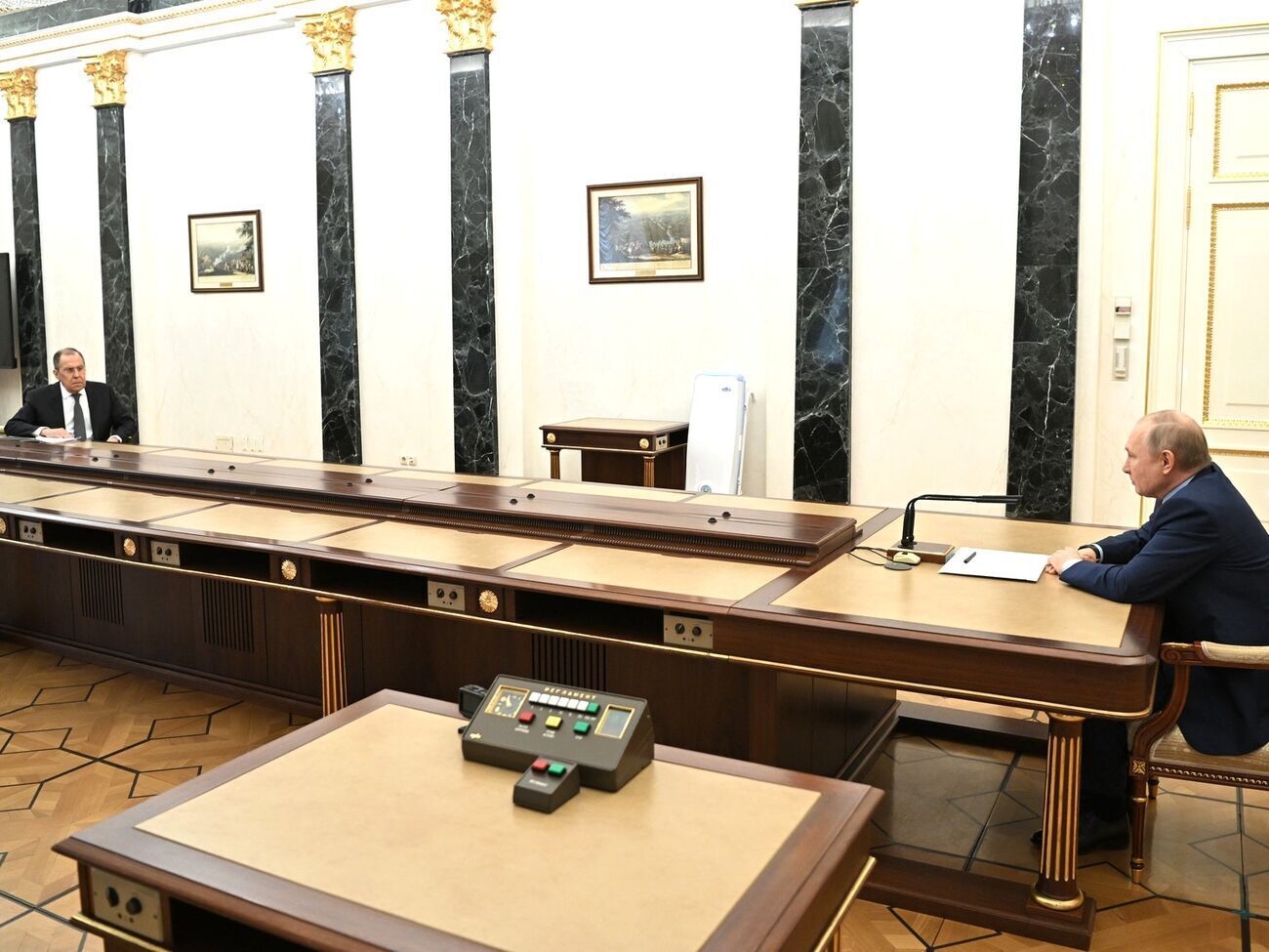 Путін (праворуч) ухвалив рішення брати участь у саміті БРІКС у форматі відеоконференцзв'язку, на самій зустрічі буде Лавров (ліворуч), розповів Пєсков