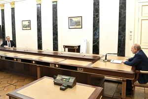Путин (справа) принял решение участвовать в саммите БРИКС в формате видеоконференцсвязи, на самой встрече будет присутствовать Лавров (слева), рассказал Песков