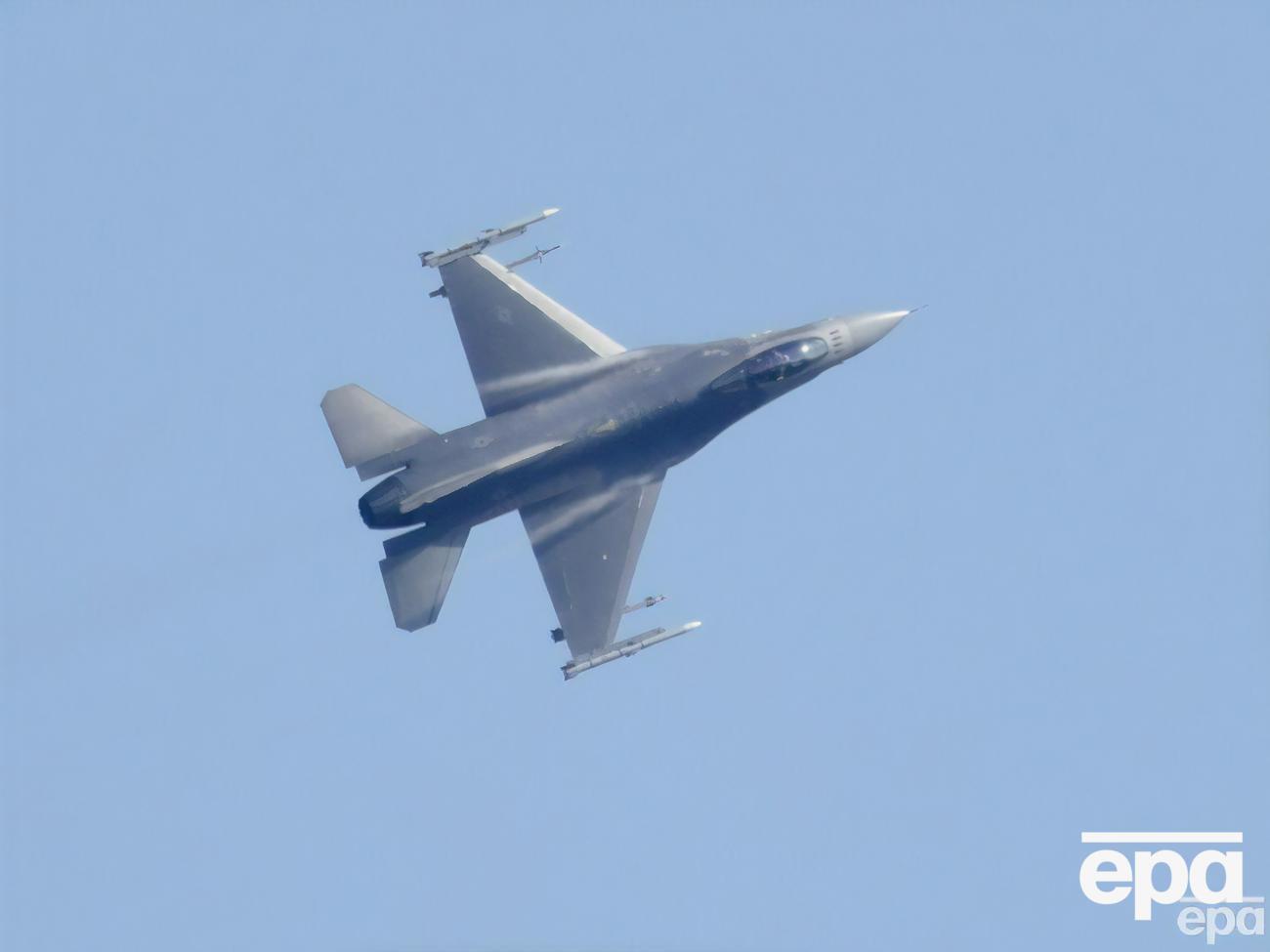 Украинские пилоты начнут обучаться управлению F-16 в августе, считает министр обороны Украины