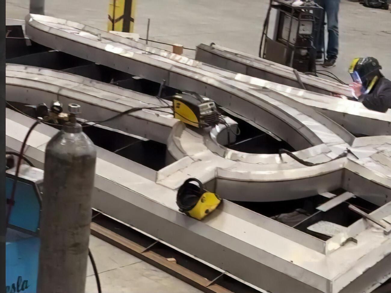 Размер трезубца &ndash; 7,5 на 4,5 м