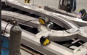 Размер трезубца – 7,5 на 4,5 м