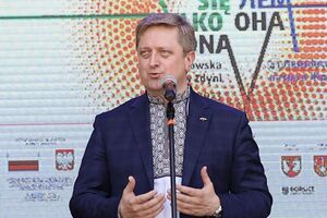 По словам Зварыча, поляки осознают, что украинцы борются не только за себя, но и за интересы Польши