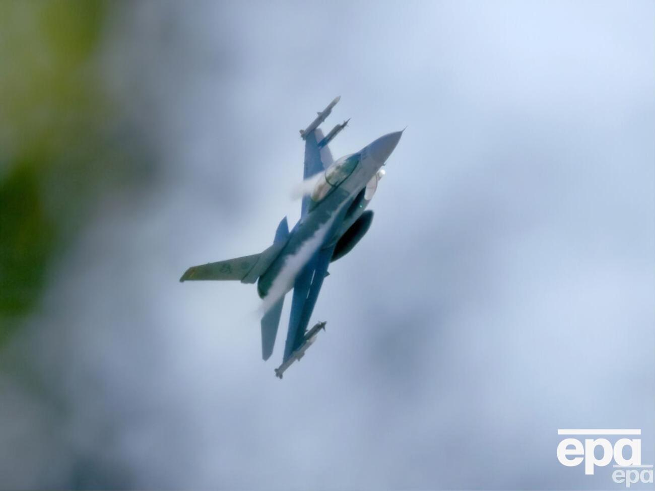 Самолеты F-16 прибудут в Украину в следующем году, заявил министр обороны Украины