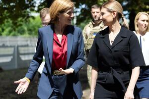 Зеленская вместе с Пауэр посетила амбулаторию в селе Ирпенской общины