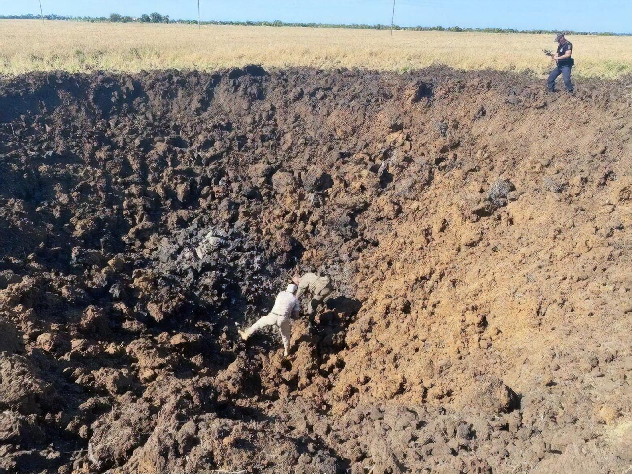 На месте происшествия образовалась 10-метровая воронка