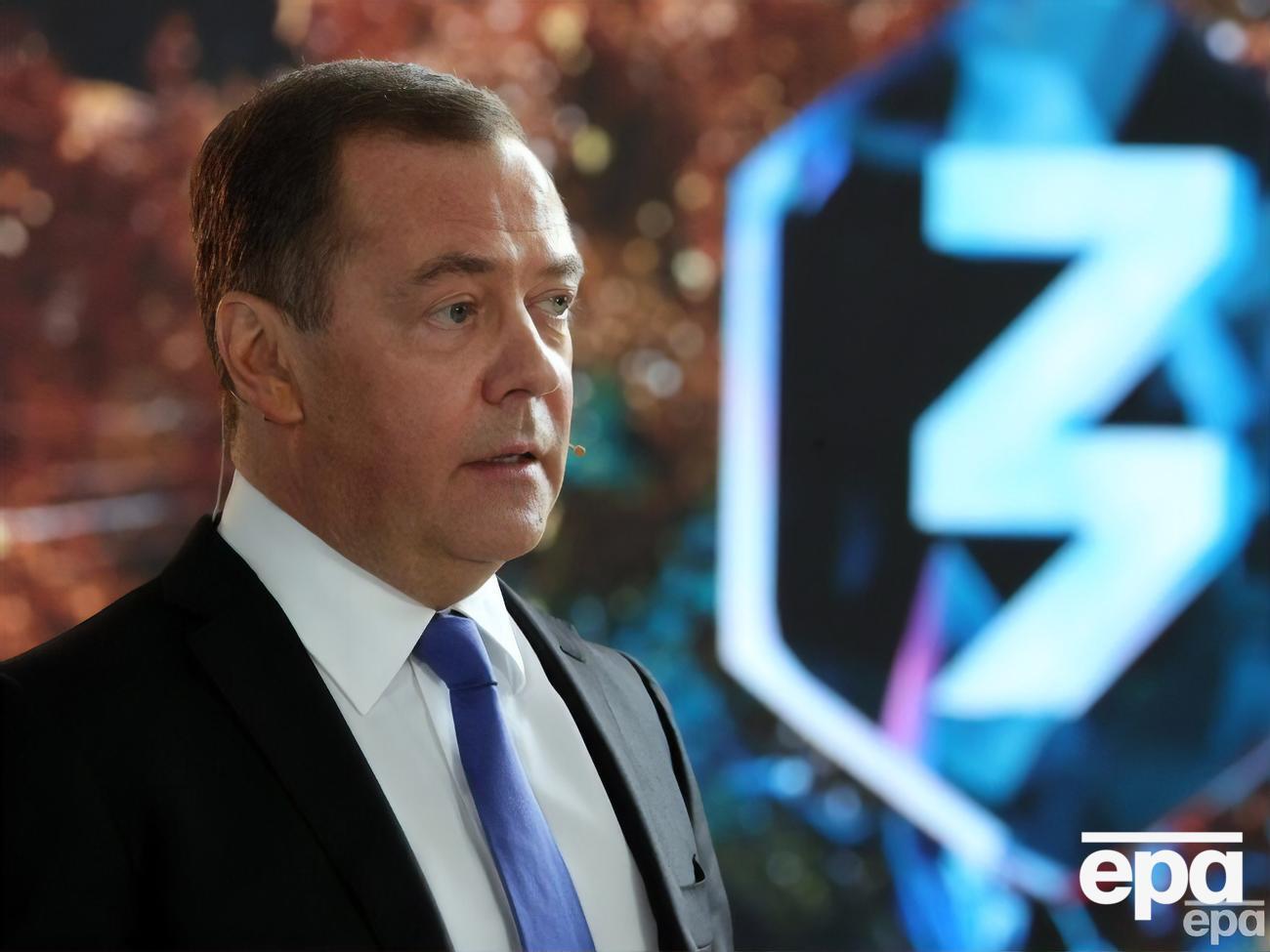 Медведев написал статью о "враждебном Западе"