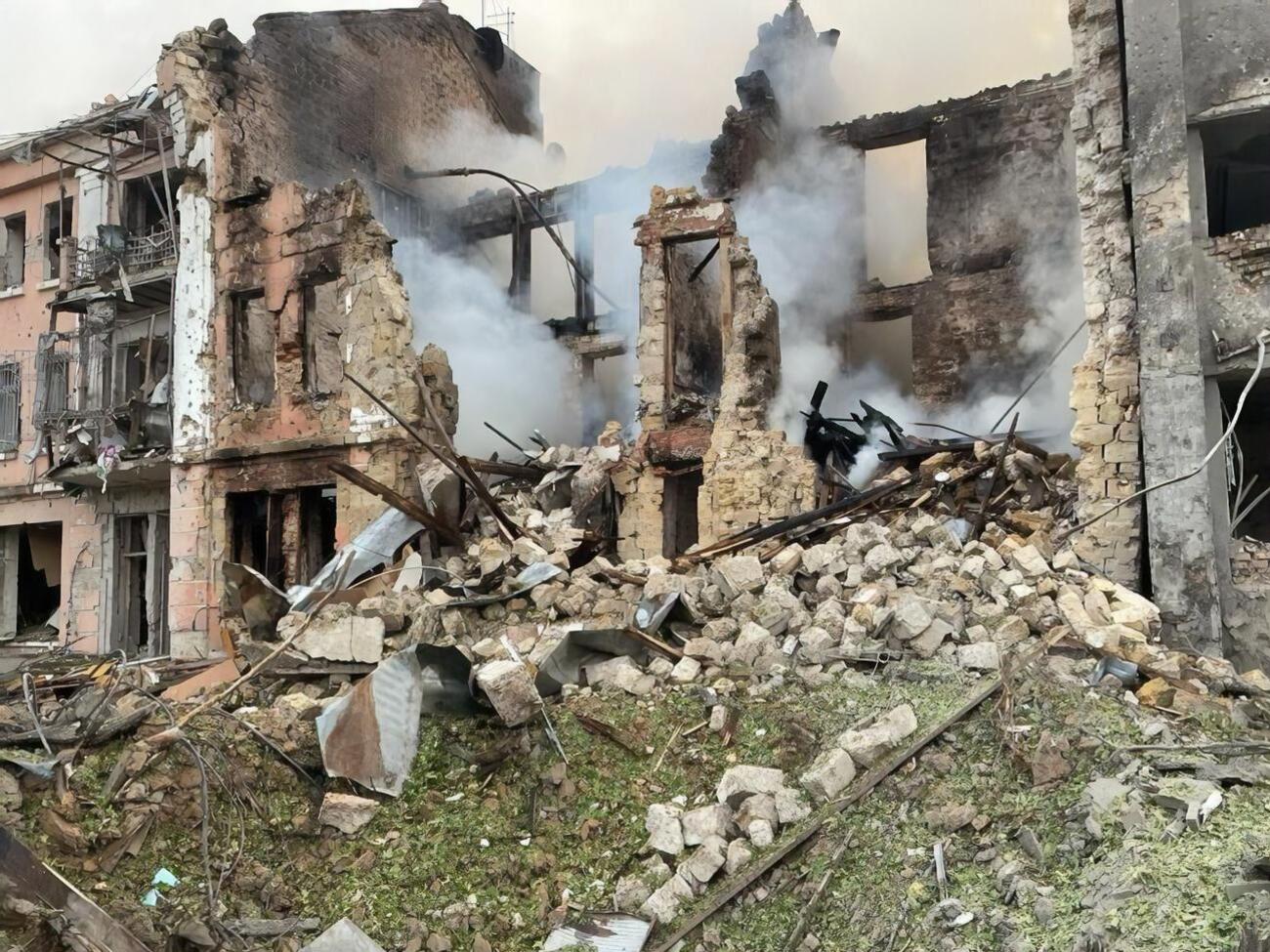 Наразі рятувальники дістають тіло загиблого з-під завалів будинку