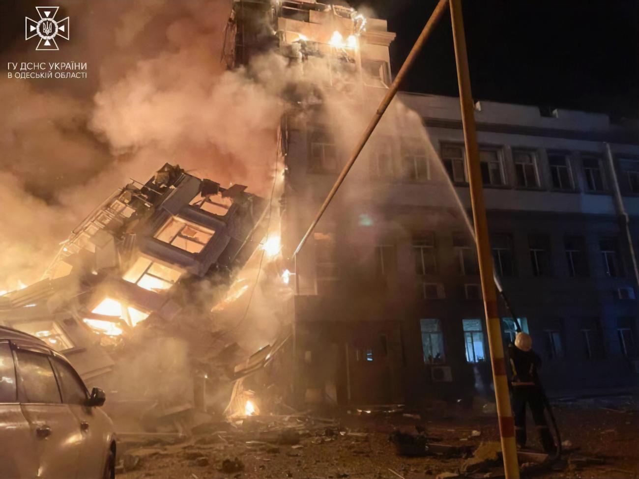 Удар окупантів частково зруйнував чотириповерхову будівлю