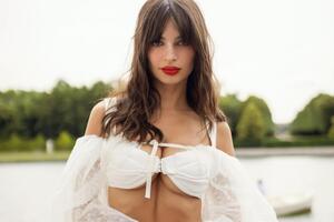 Ратаковски родилась в 1991 году в Великобритании