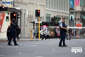 Стрельба произошла рядом с отелем, где остановились норвежские футболистки, отмечает Reuters