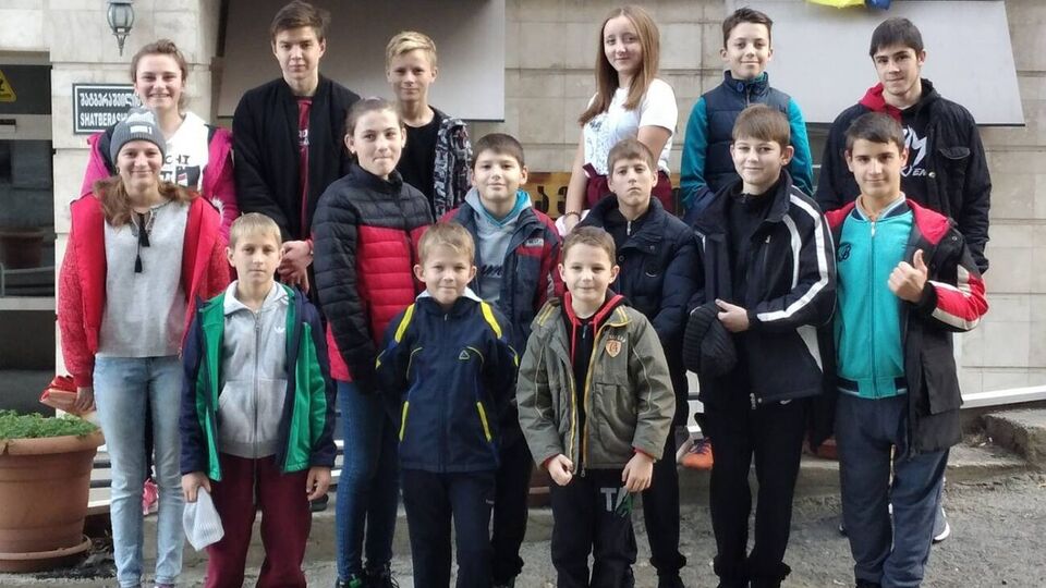 Детей удалось переправить в Грузию (удочеренный подросток – в нижнем левом углу фото)