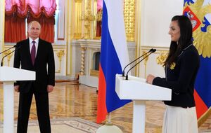 У 2018 році Ісинбаєва (праворуч) була довіреною особою Путіна на президентських виборах