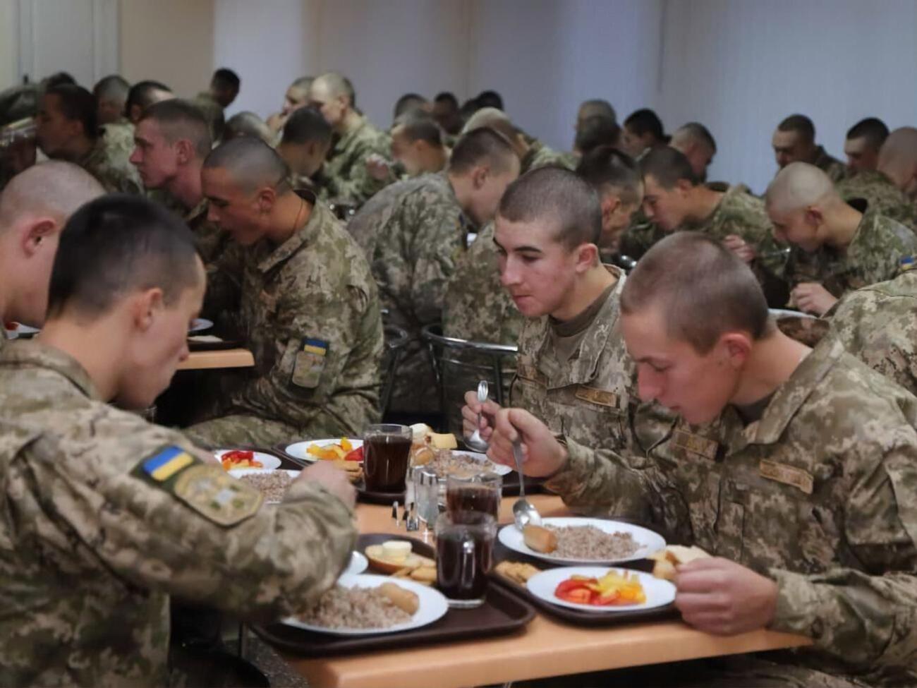 Бывших чиновников Минобороны подозревают в нанесении ущерба государству при закупке продуктов для армии в размере 12 млн грн