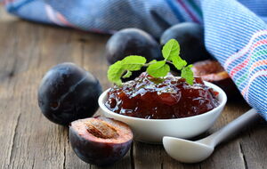 Для приготовления сливового варенья понадобится кастрюля с толстым дном и объемом не менее шести литров