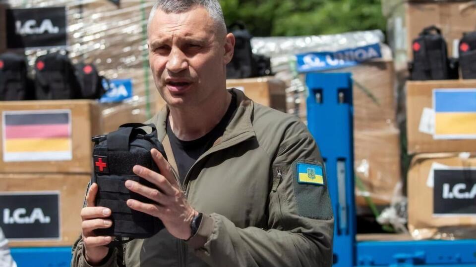 Київ також передає бійцям на передову допомогу, яку залучає сам від міжнародних партнерів, наголосив Віталій Кличко