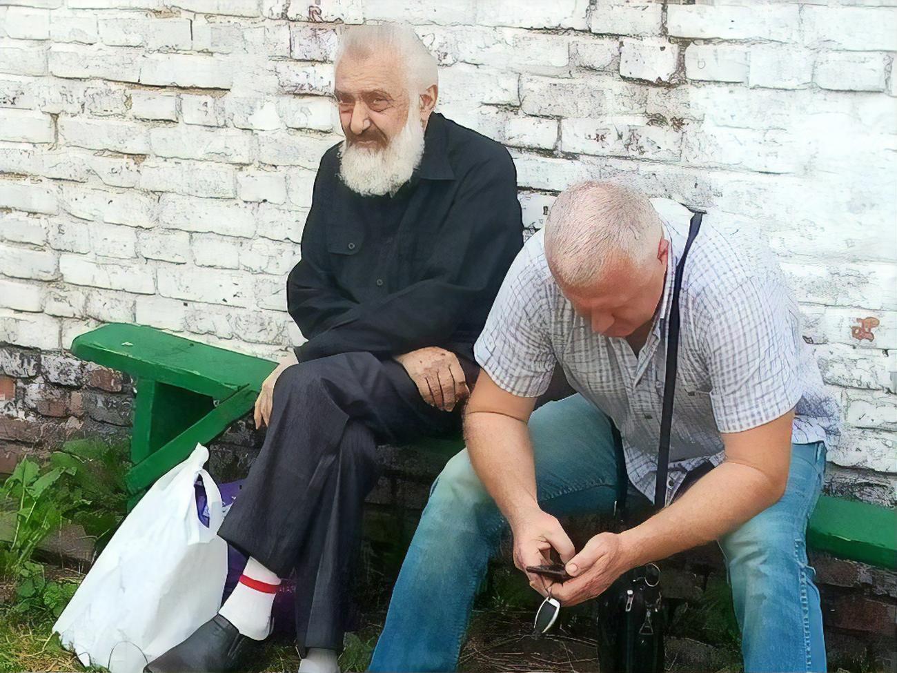 Митрополит прятал деньги (на фото они в фиолетовой сумке у ног Антония), так как боялся, что их украдут, утверждает его адвокат