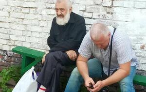 Митрополит прятал деньги (на фото они в фиолетовой сумке у ног Антония), так как боялся, что их украдут, утверждает его адвокат