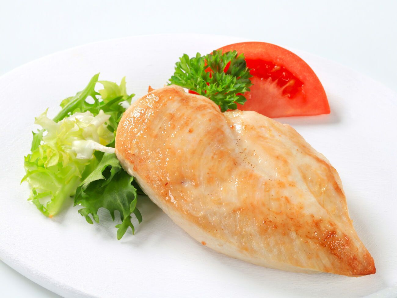 По словам Клопотенко, чтобы филе получилось сочным, его надо опускать в холодную воду