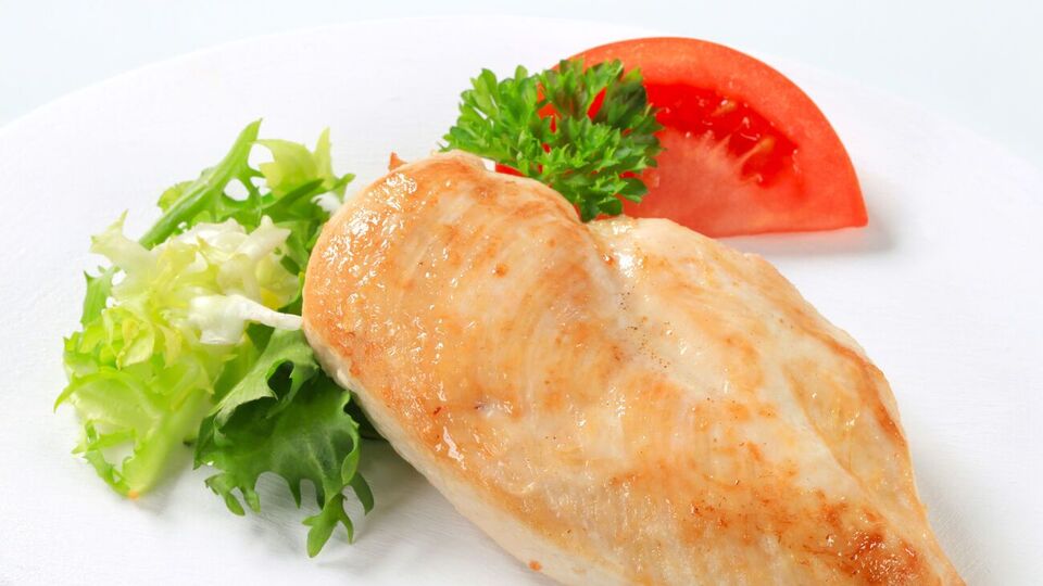 По словам Клопотенко, чтобы филе получилось сочным, его надо опускать в холодную воду