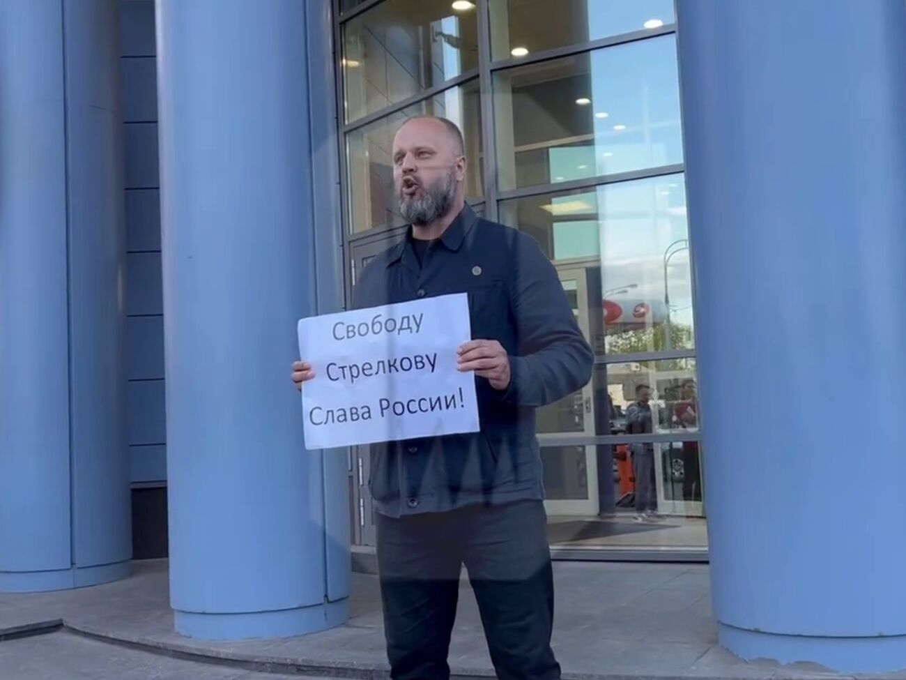 Губарєв (на фото) вийшов із одиночним пікетом до будівлі суду, вимагаючи звільнити Стрєлкова (Гіркіна)