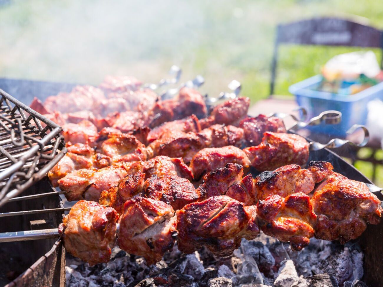 По словам Огородника, если посыпать угли солью, о&nbsp;бутылке с водой можно забыть&nbsp;&ndash; огня не будет и шашлык не сгорит
