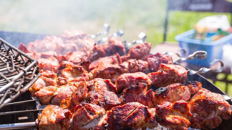 По словам Огородника, если посыпать угли солью, о бутылке с водой можно забыть – огня не будет и шашлык не сгорит