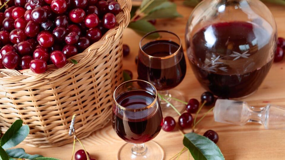 Готовится наливка достаточно долго. Она должна настояться как минимум два месяца