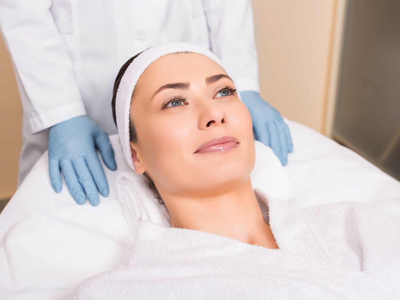 Найкращих результатів можна домогтися після проведення процедури в салоні, де дермапланінг виконують лазерним лезом скальпеля, тоді як домашні леза тупіші