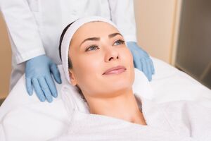 Найкращих результатів можна домогтися після проведення процедури в салоні, де дермапланінг виконують лазерним лезом скальпеля, тоді як домашні леза тупіші