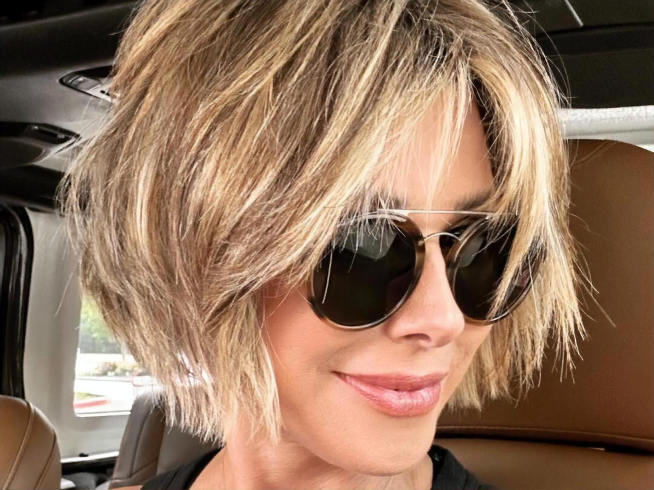 Щоб досягти характерного для кудлатого боба ефекту недбалості, майстри поєднують м'яке градуювання з бритвою або зубчастими ножицями