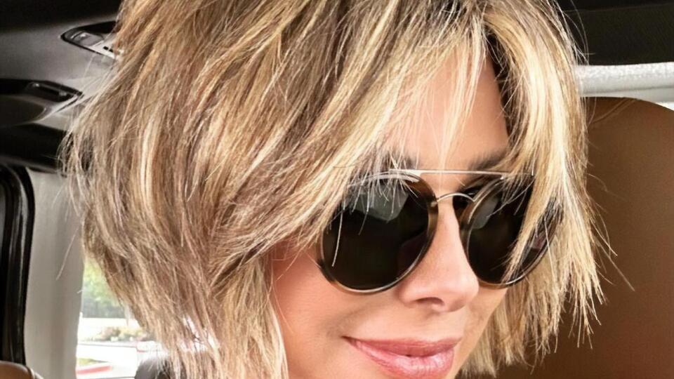 Чтобы добиться характерного для лохматого боба эффекта небрежности, мастера сочетают мягкую градуировку с бритвой или зубчатыми ножницами