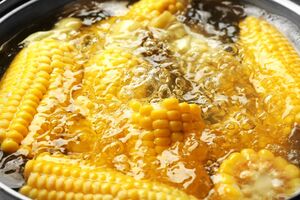Чтобы кукуруза получилась вкусной, необходимо выбирать свежие молодые кочаны