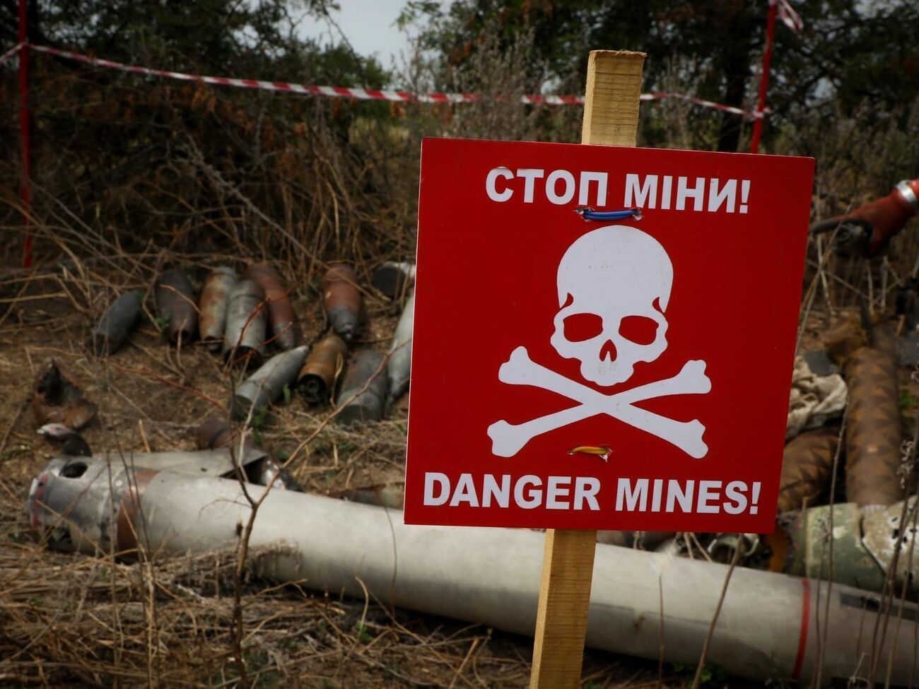 В ГСЧС сообщили, что автомобиль подорвался на противотанковой мине