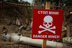 В ГСЧС сообщили, что автомобиль подорвался на противотанковой мине