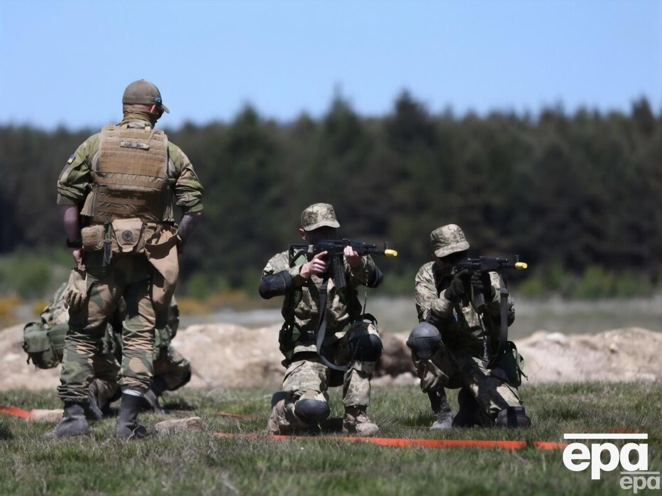 Одной из главных проблем западной помощи издание называет невозможность тренировок в Украине и медленные поставки оружия
