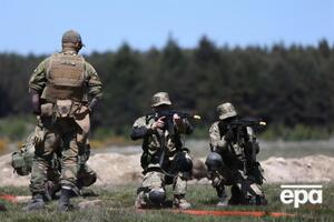 Однією з головних проблем західної допомоги видання називає неможливість тренувань в Україні й повільне постачання зброї