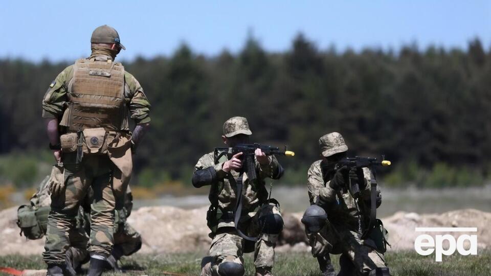 Одной из главных проблем западной помощи издание называет невозможность тренировок в Украине и медленные поставки оружия