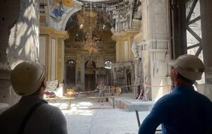 Эксперты отмечают, что одна из стен собора имеет нестабильное положение