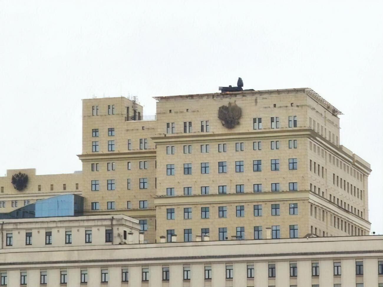 ЗРК "Панцирь-С1", размещенный на крыше штаб-квартиры минобороны РФ в конце 2022 года, по-прежнему находится там, отметили СМИ