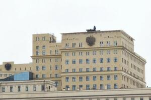 ЗРК "Панцирь-С1", размещенный на крыше штаб-квартиры минобороны РФ в конце 2022 года, по-прежнему находится там, отметили СМИ
