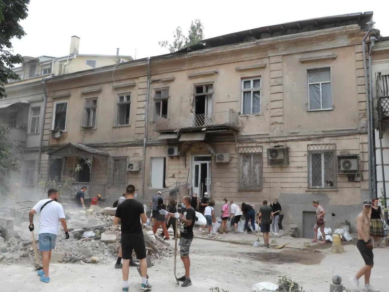 В Одессе проводятся работы по разбору завалов, расчистке дорог и дворовых проходов, отметили в горсовете