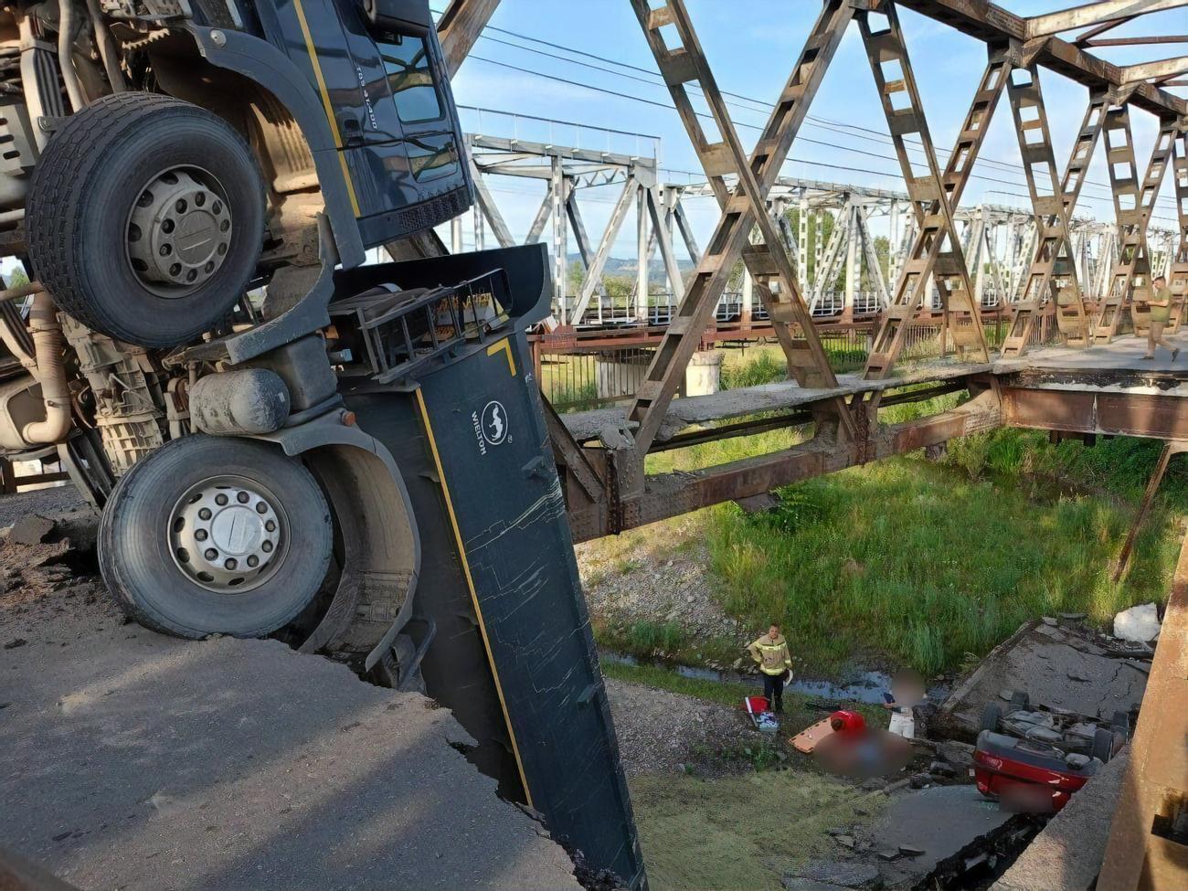 В пределах населенного пункта Бедевля обвалилась одна из секций моста через реку Тересва вместе с двумя транспортными средствами – грузовиком и легковым автомобилем, отметили в полиции