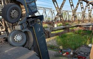 В пределах населенного пункта Бедевля обвалилась одна из секций моста через реку Тересва вместе с двумя транспортными средствами – грузовиком и легковым автомобилем, отметили в полиции