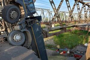 В пределах населенного пункта Бедевля обвалилась одна из секций моста через реку Тересва вместе с двумя транспортными средствами – грузовиком и легковым автомобилем, отметили в полиции