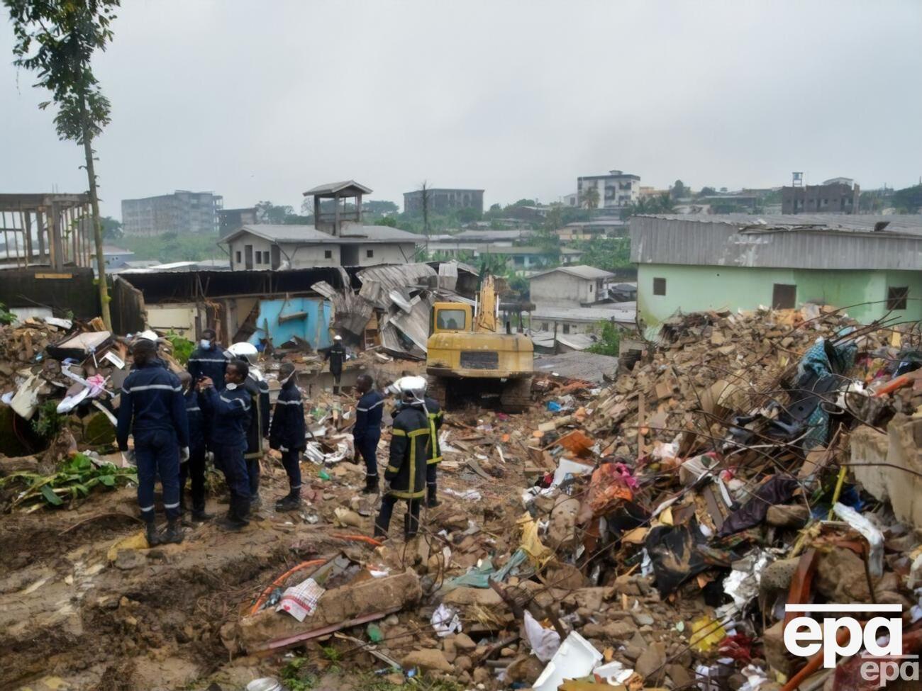 Местные жители говорят, что перед обрушением дом был в трещинах