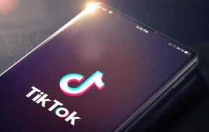 TikTok – китайское приложение для создания и распространения видео и онлайн-трансляций