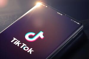 TikTok – китайський застосунок для створення й поширення відео й онлайн-трансляцій