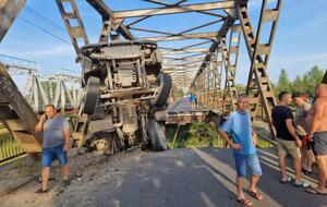 Мост был построен в 1957 году, и с тех пор он ни разу капитально не ремонтировался