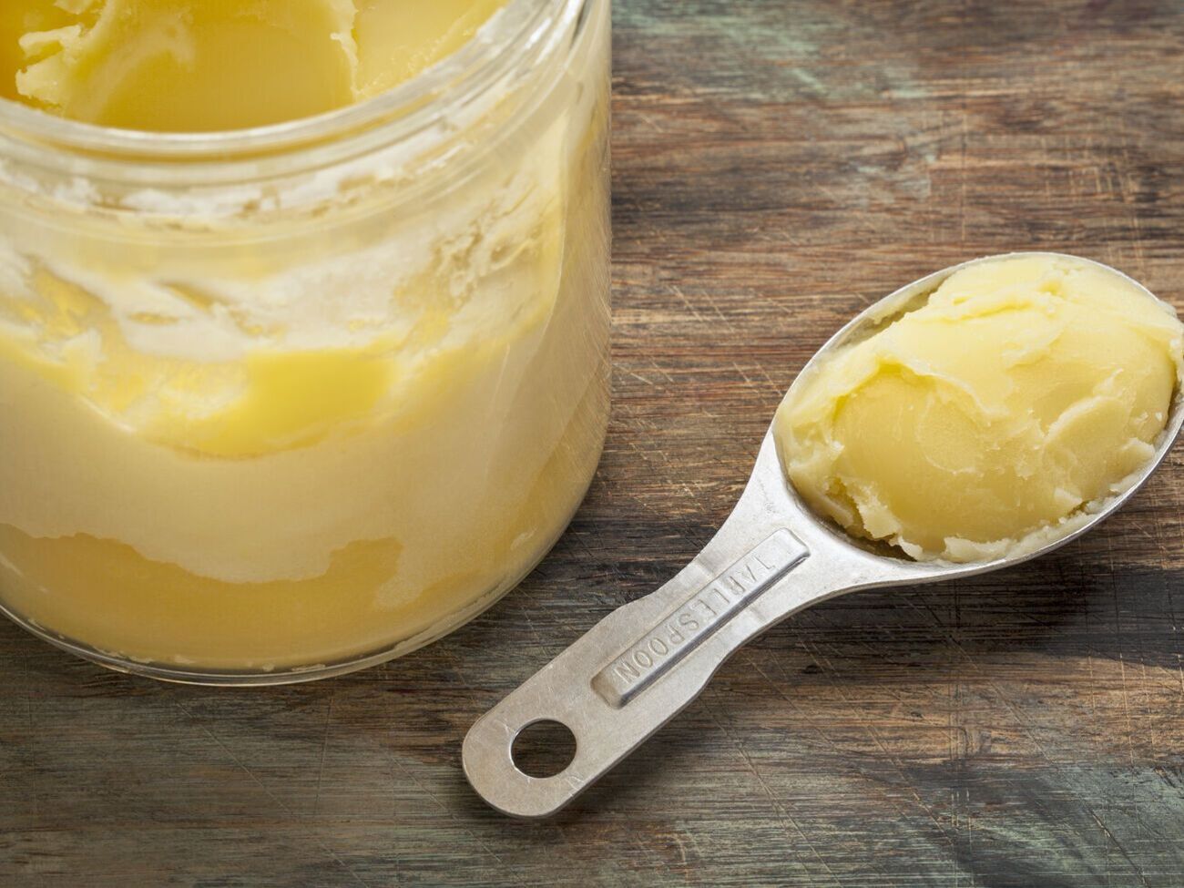 Масло гхи &ndash; это прокипяченное на медленном огне сливочное масло, в результате чего из него испаряется вода, казеин и значительная часть лактозы