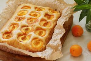Пирог с абрикосами подается теплым